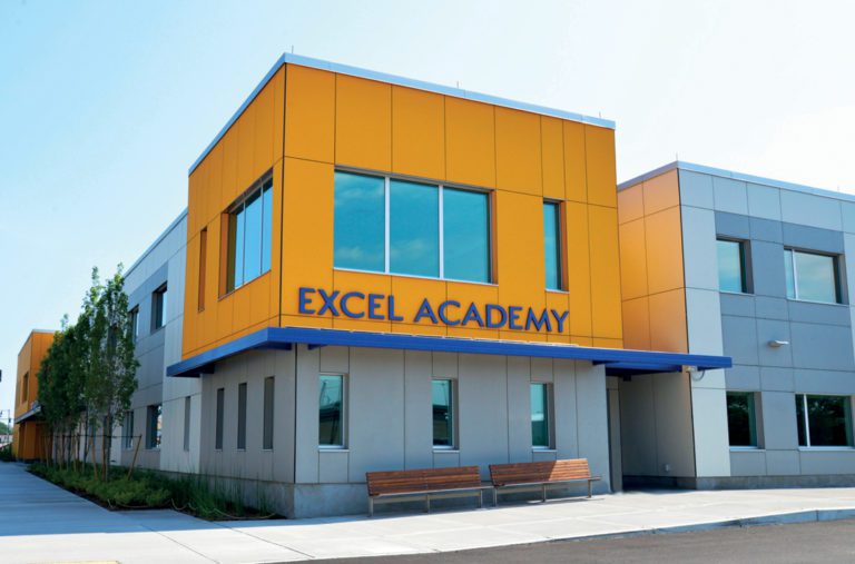 Estudiante de Excel Academy en East Boston llevaba su mochila un arma de fuego