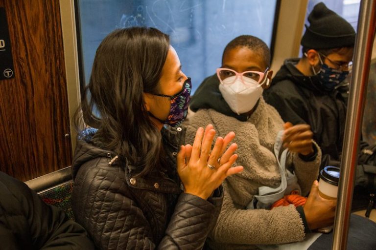 Alcaldesa Wu vuelve a usar el tren tras hacer historia en Boston