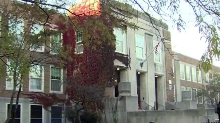 Cierran escuela de Boston por brote de COVID-19