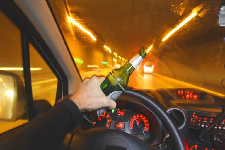 Combatir a los que conducen bajo efectos de las drogas y el alcohol