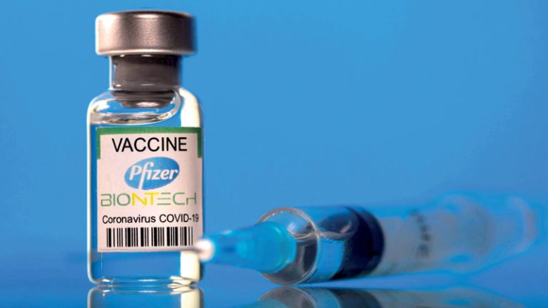 Dosis de refuerzo de Pfizer es eficaz contra variante Ómicron