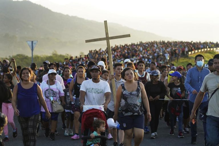 EEUU restablece medida de que migrantes esperen en México