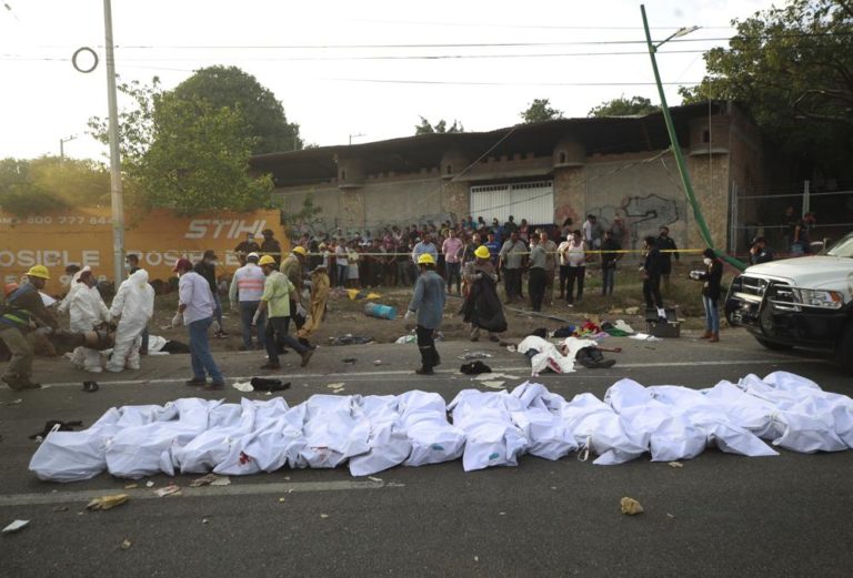Suben a 54 los migrantes muertos tras volcadura en México