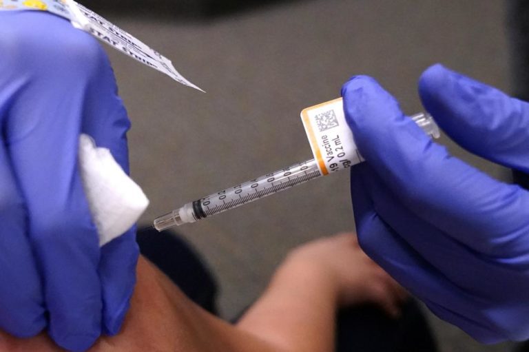 Pfizer estudia tercera dosis de vacuna en menores de 5 años