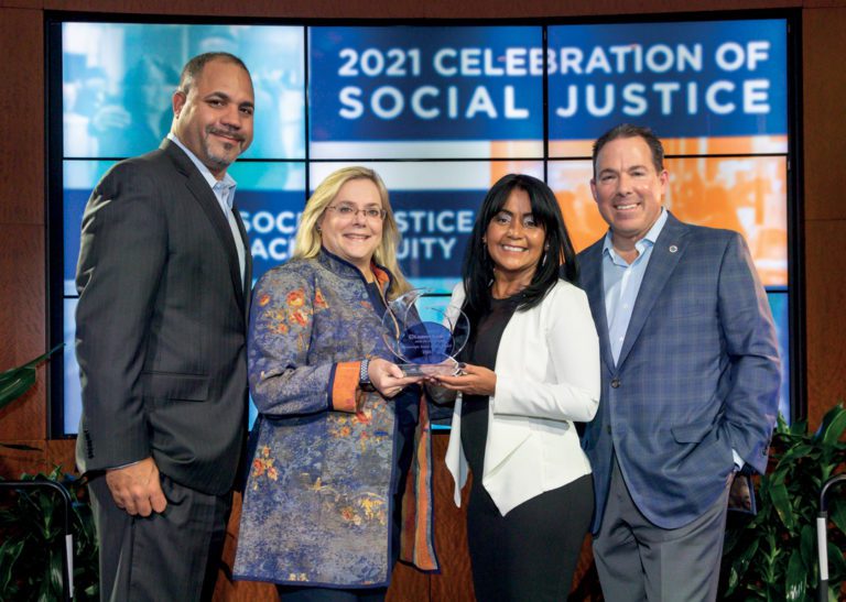 Gladys Vega recibe premio «Justicia social 2021»