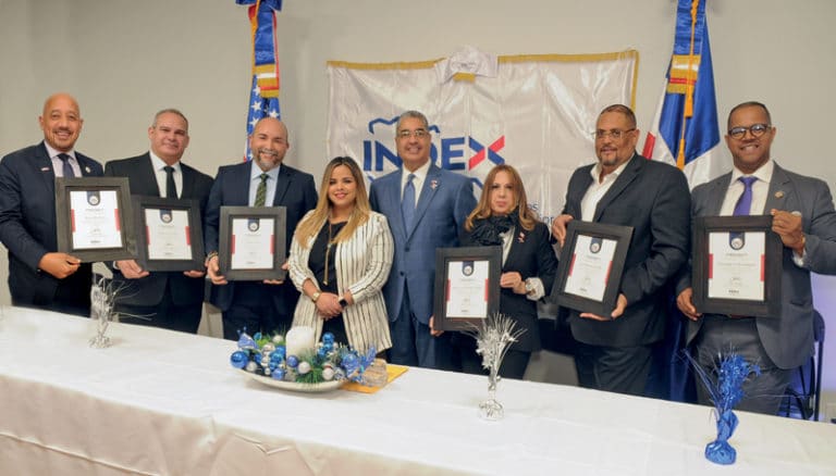 Entregan reconocimientos en el  “Día del Dominicano Ausente”