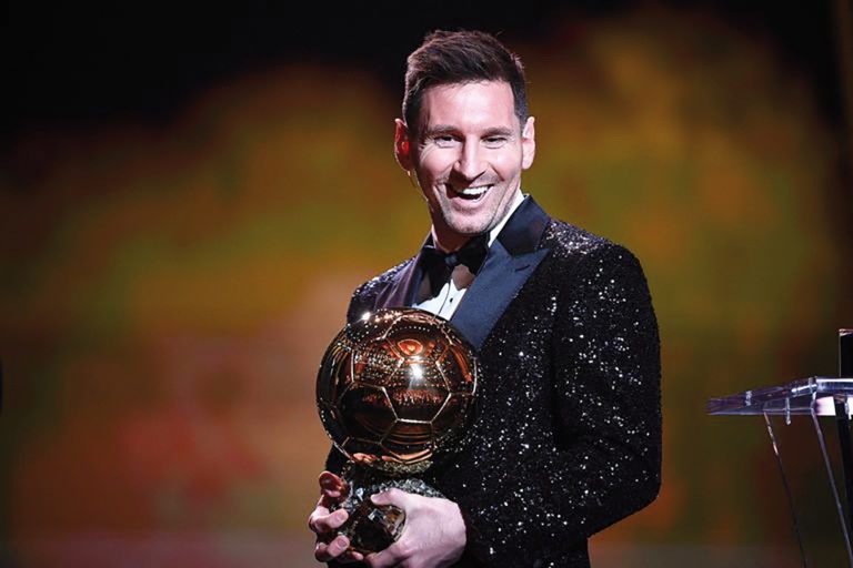 Lionel Messi sigue disfrutando de su nuevo Balón de Oro