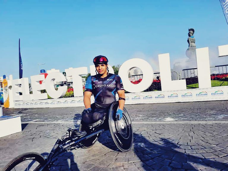 En silla de ruedas gana Maratón de Guadalajara