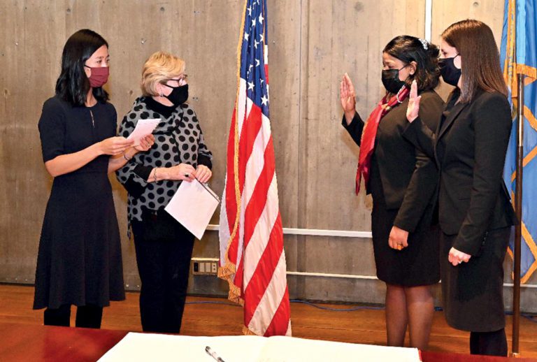 Dos latinas siguen en Comité Escolar de Boston