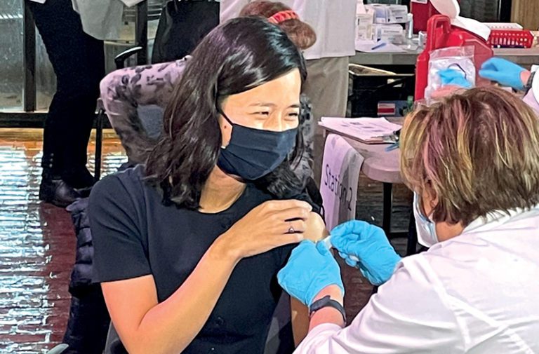 Alcaldesa Wu recibió vacuna de refuerzo