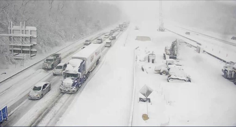 Reabren paso a cientos de vehículos atrapados en nieve