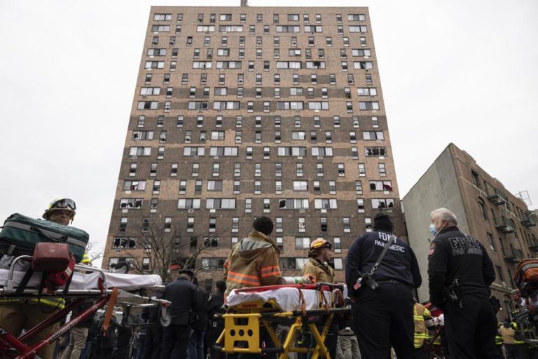 Médicos tratan de salvar víctimas de incendio en Nueva York