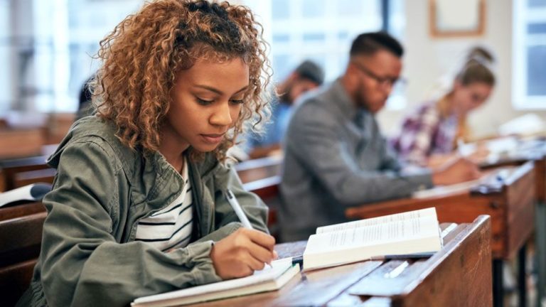 4,000 estudiantes piden volver a clases remotas