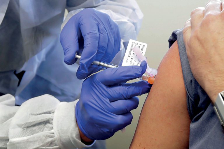Hospitales exigen vacuna de refuerzo