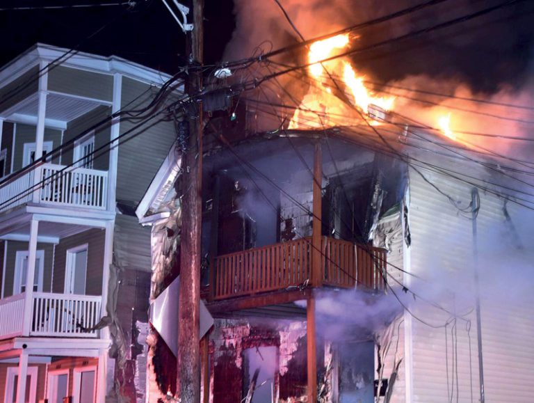 Devastador incendio deja 3 heridos