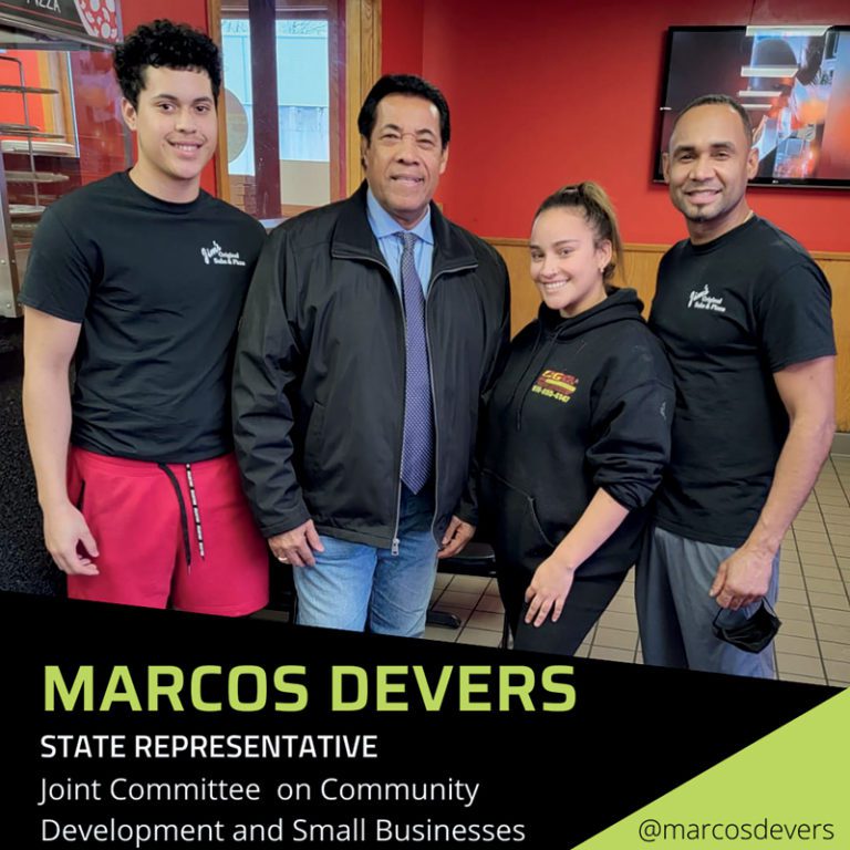 Representante estatal Marcos Devers visitando negocios latinos