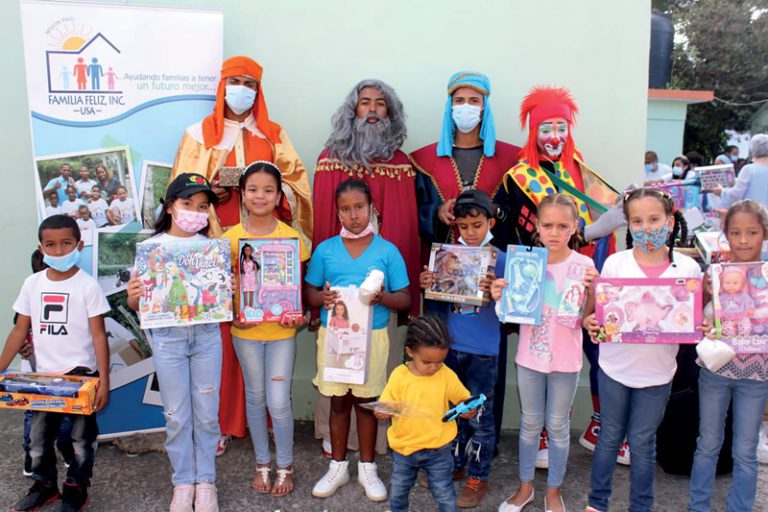 Entrega juguetes a niños en República Dominicana