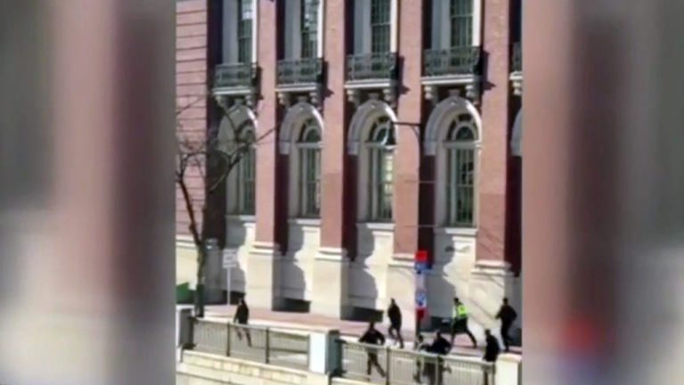 Hombre con cuchillo pone a correr a oficiales de Boston