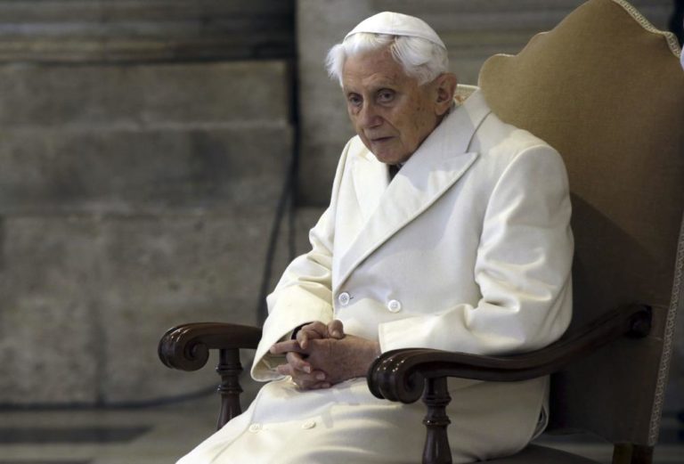 Benedicto XVI pide perdón por abusos, no admite infracciones