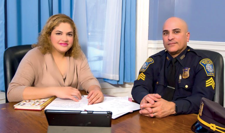 «Como latino llevo orgulloso mi uniforme de policía»