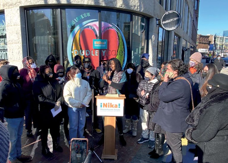 Nika Elugardo en campaña por asiento en el Senado estatal