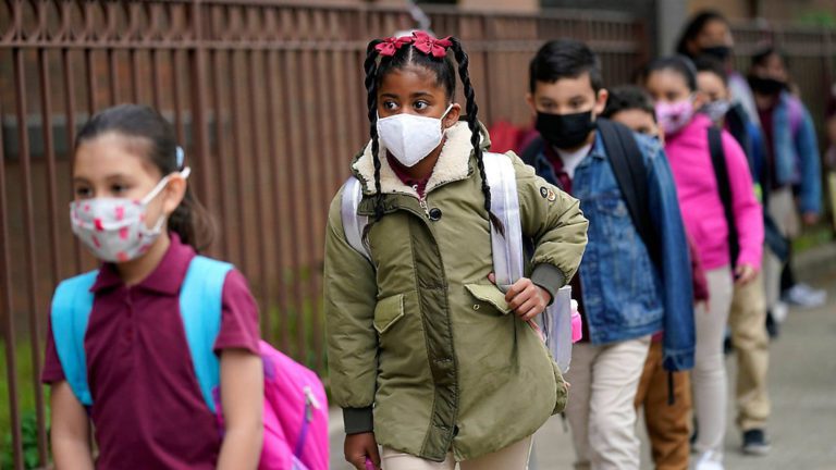 Varios distritos escolares de Massachusetts vuelven a recomendar uso de mascarilla