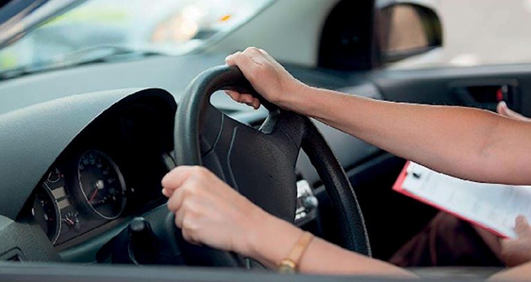 Daban licencias de conducir sin tomar exámenes prácticos