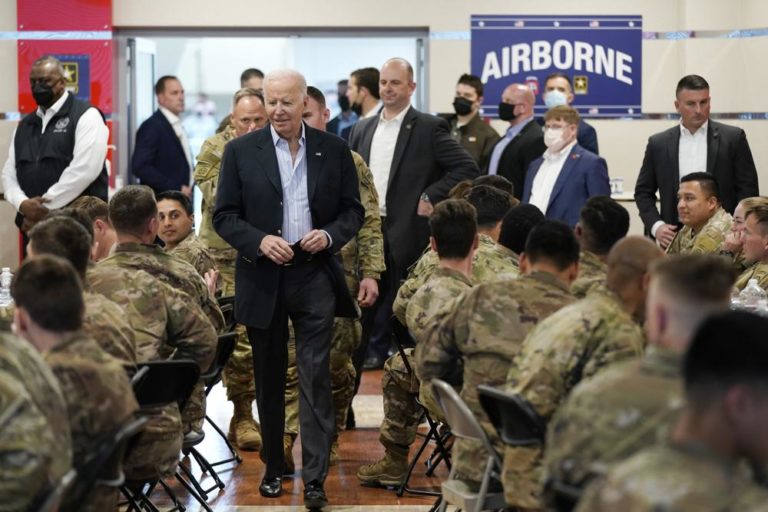 Biden escucha a tropas de EEUU en frontera con Ucrania