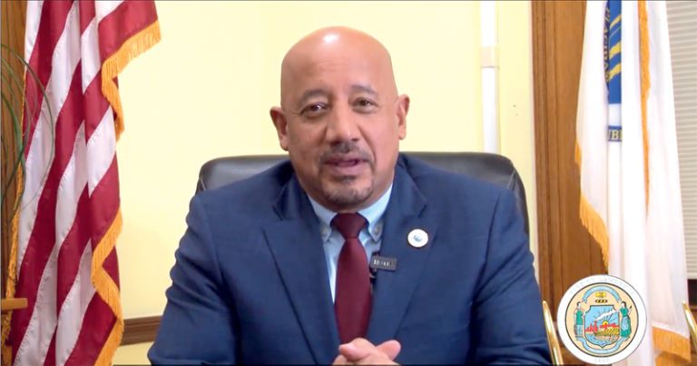 Alcalde de Lawrence pide a residentes llenar el censo y devolverlo