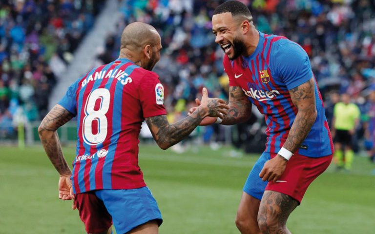 Ferran y Depay rescatan al Barcelona ante un buen Elche