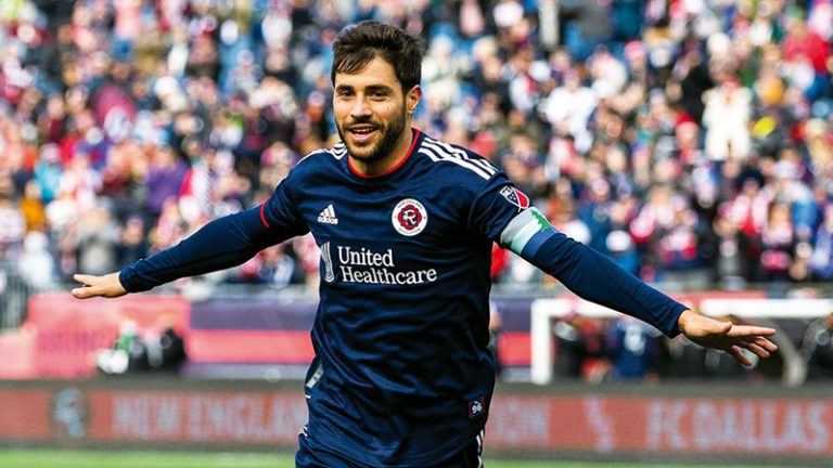 Revolution gana de local