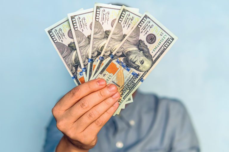 Cheques de 500 dólares para contribuyentes de bajos ingresos