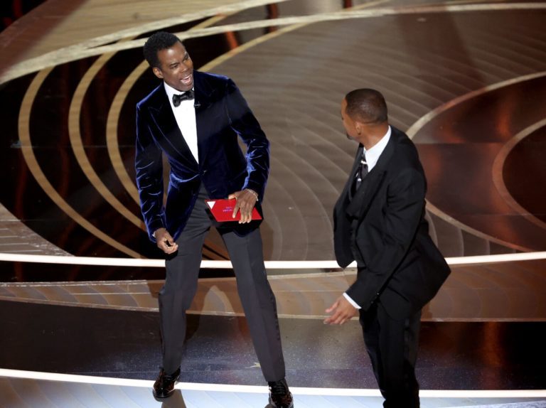 Will Smith golpea a Chris Rock después de una broma que hizo sobre su esposa, Jada.