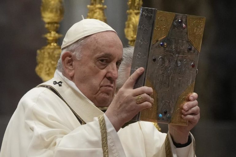 Papa celebra el Jueves Santo antes de su visita a prisión