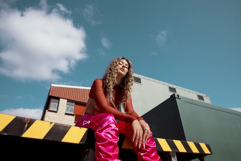 Nawi fusiona el funk brasileño y la música urbana en “La cucharita”