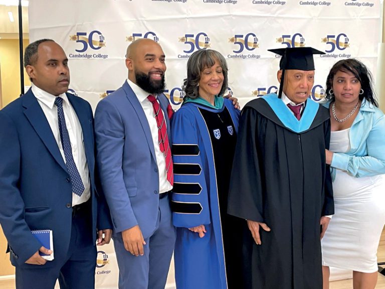 Se gradúa a los 92 años