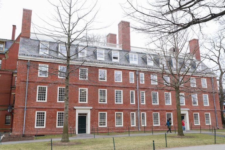 Alerta en Harvard por robos en dormitorios