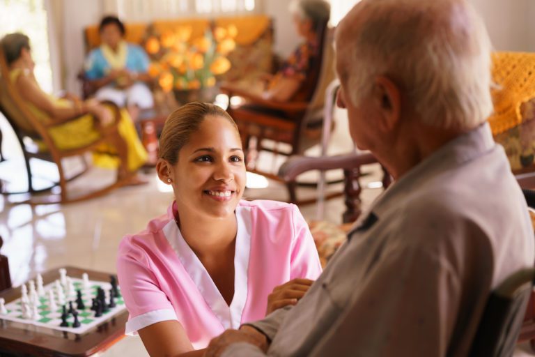Cómo cuidar a las personas adultas con discapacidades