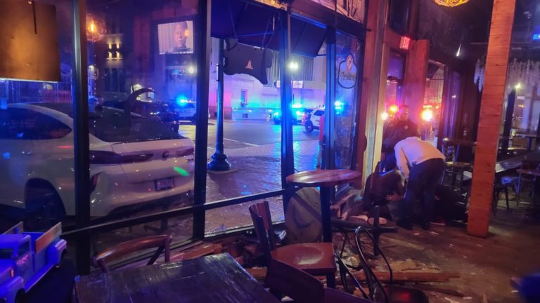En video: Vehículo se estrella contra popular restaurante de Lawrence