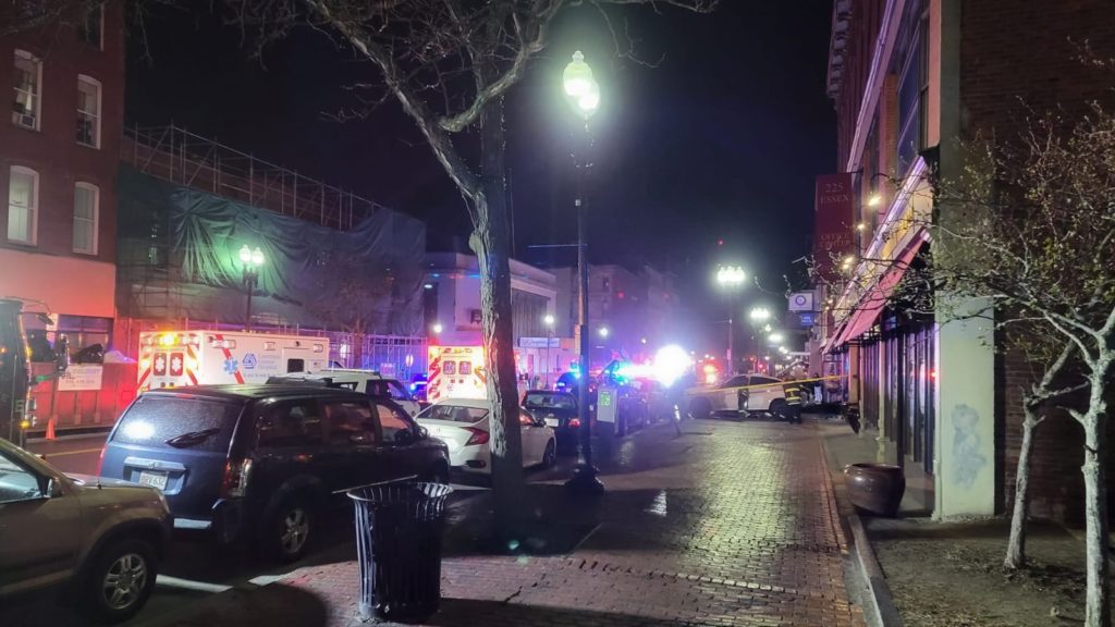 En video: Vehículo se estrella contra popular restaurante de Lawrence 2 image00018