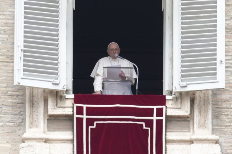 El papa ofrece visitar Rusia, espera respuesta de Putin