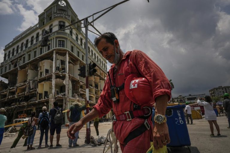 Suman 40 fallecidos tras explosión de hotel en Cuba