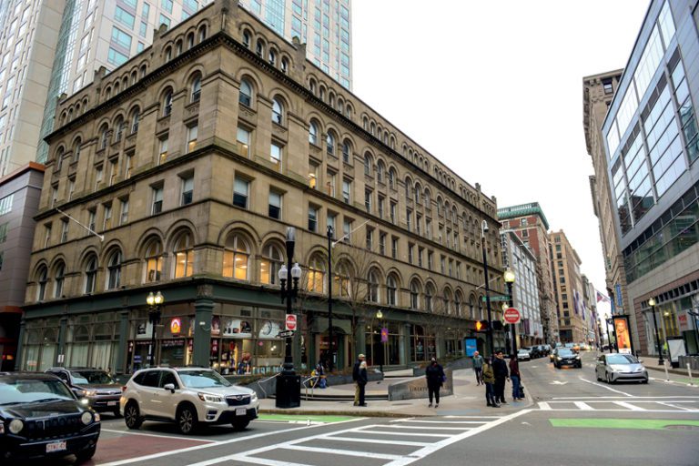 Urban College de Boston se gana reputación entre los estudiantes latinos