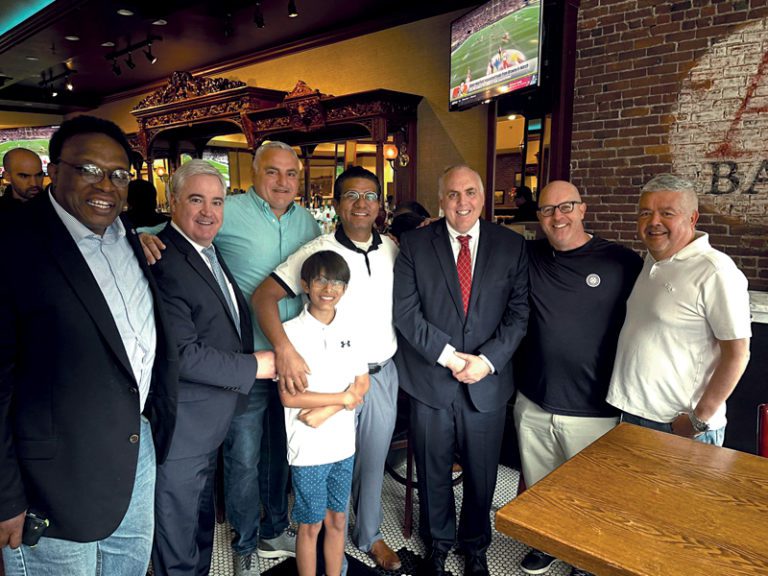 Concejal Michael Flaherty se reúne con líderes de la comunidad