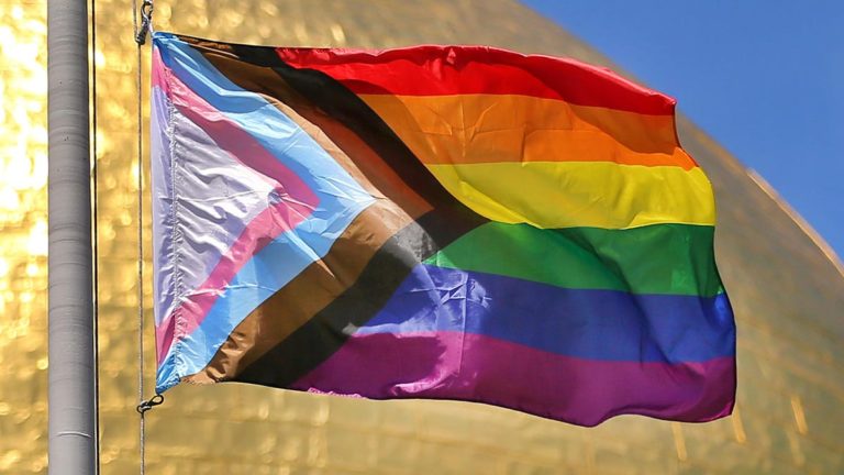 Veteranos LGBTQ dados de baja recibirán beneficios estatales