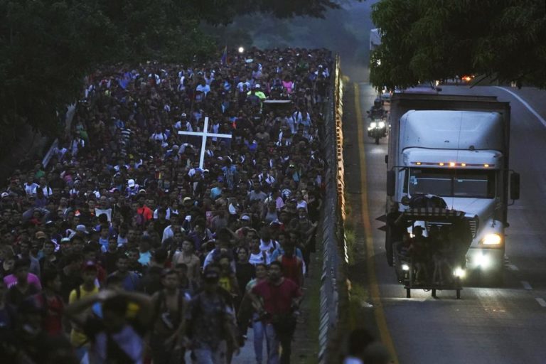 Caravana de migrantes avanza por el sur de México