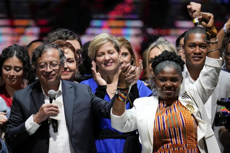 Petro lleva a la izquierda a una Colombia que promete unir