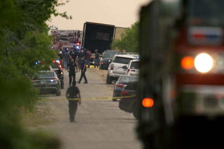 Texas: 48 migrantes mueren tras ser abandonados en camión