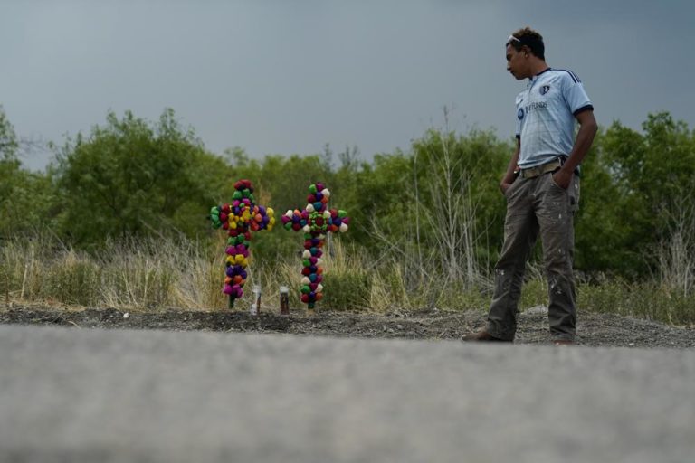 Texas: Suman 51 los migrantes muertos hallados en camión