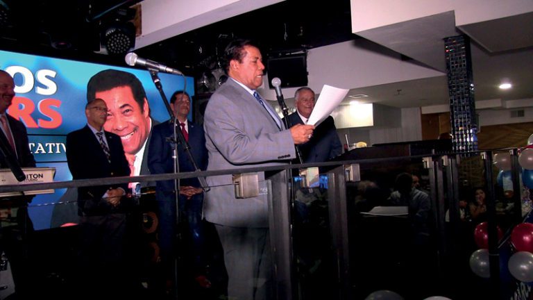 Representante estatal Marcos Devers en campaña por la reelección